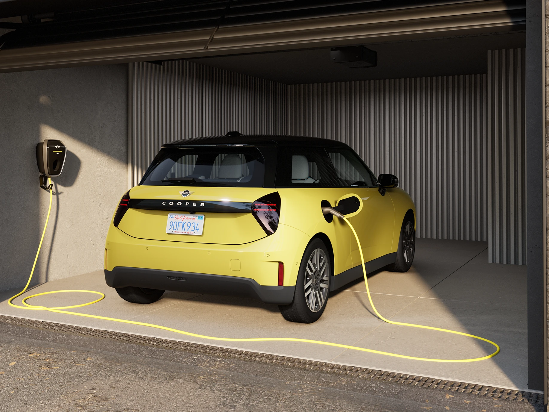 MINI Cooper électrique en charge dans un garage.