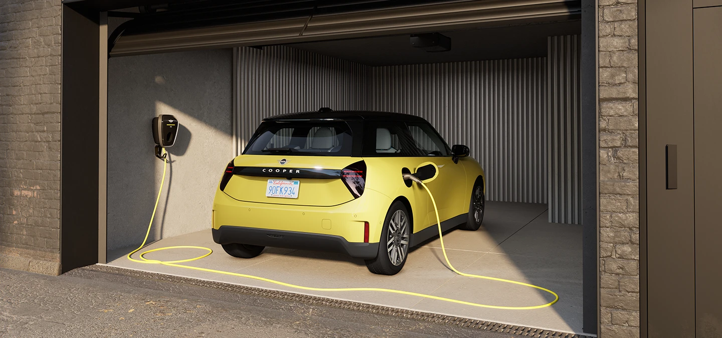 MINI Cooper électrique en charge dans un garage.