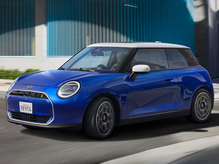 MINI Cooper 3‑Door avec toit blanc, en conduite en ville