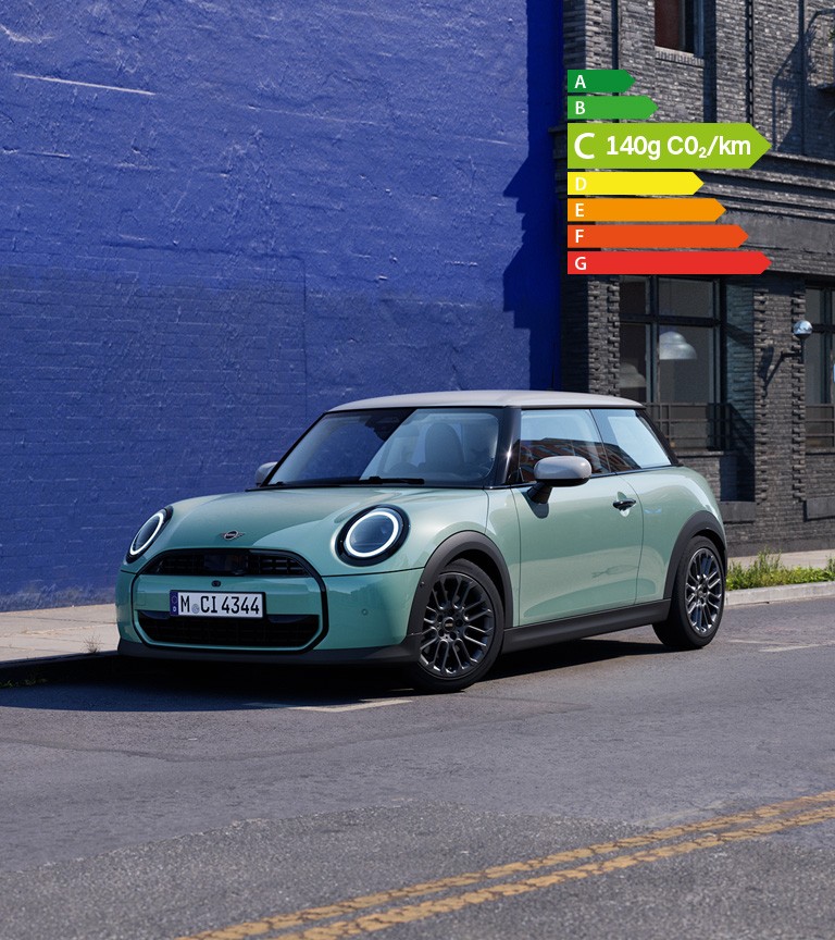 MINI Cooper stationné dans une rue urbaine à côté d’un mur bleu.