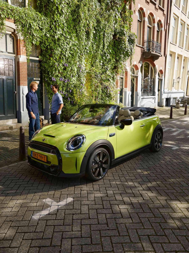 Nouvelle MINI Cabrio - vue latérale - jaune