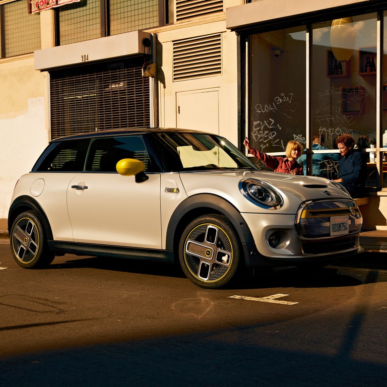 ALL ELECTRIC MINI – side view – street scene