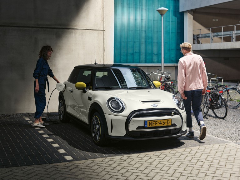 MINI 3 portes Cooper SE – vue avant – gris métallisé et noir