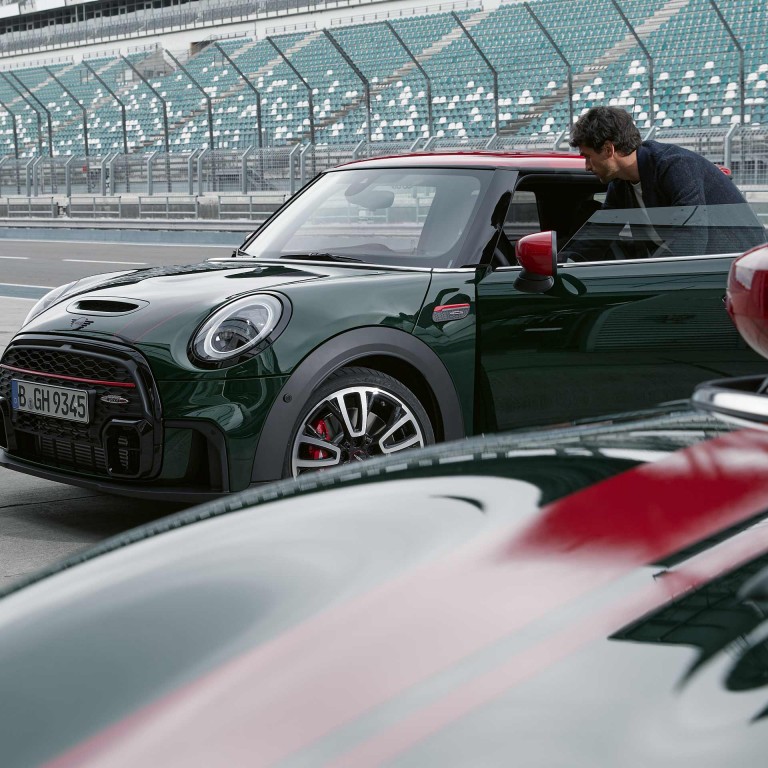 MINI John Cooper Works Clubman –  vert et rouge – vue latérale