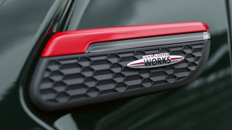 MINI John Cooper Works – ouïes latérales – badge JCW