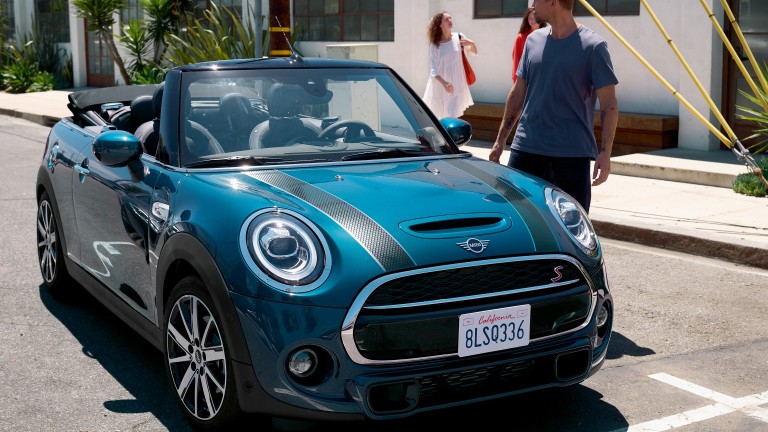MINI Cabrio édition Sidewalk – bleu et noir – vue avant