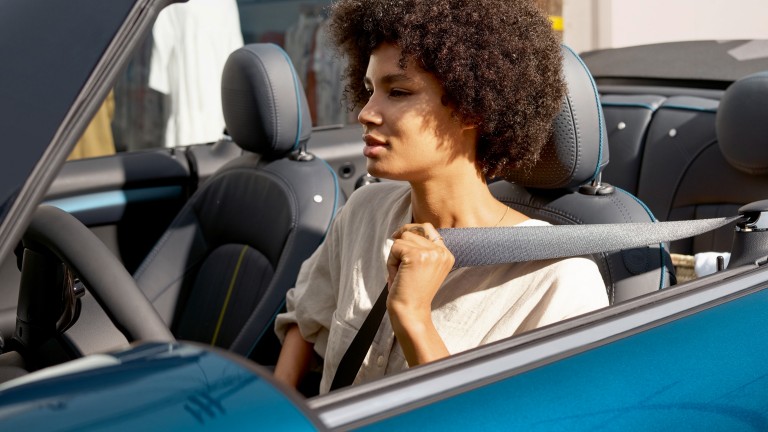 MINI Cabrio édition Sidewalk – capote abaissée – intérieur et extérieur